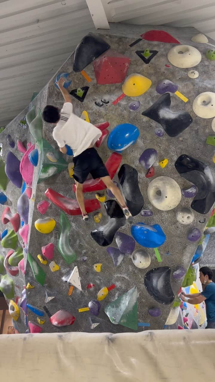 藤井快のインスタグラム：「@bpump_ogikubo 🟢✅ Sometimes even videos of climbing.  たまには登っている動画！ ひっさしぶりの若草テープGet。  #climbing #bouldering」