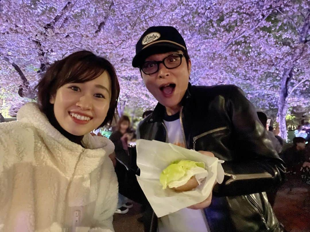 松原朋美さんのインスタグラム写真 - (松原朋美Instagram)「🌸🍡🌸  滑り込みで夜桜を見に行ってきました🥳🥳  ライトアップされた桜が本当に綺麗で今年も春の訪れを素晴らしい景色で感じることができました！🥰  #花見#夜桜 #松原朋美 #大前りょうすけ」4月2日 23時39分 - matsubara.tomomi.0205