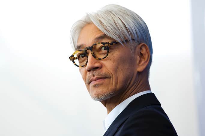 lute / ルーテのインスタグラム：「音楽家の坂本龍一さんが3月28日、死去した。71歳。東京都出身。葬儀は近親者のみで営まれた。  東京芸術大で作曲を学び、音楽家としての活動を始めた坂本さんは、細野晴臣、高橋幸宏とともにイエロー・マジック・オーケストラを結成し、1970年代後半のエレクトロニック・ミュージックの先駆者となった。グラミー賞に数回ノミネートされており、「ラストエンペラー」での作品で日本人として初めてアカデミー賞作曲賞を獲得し、グラミー賞も受賞。映画にも出演しており、「メリークリスマス ミスター・ローレンス」で日本兵を演じた。昨年12月11日に全世界配信されたピアノのソロコンサートが、最後の公の場になった。「教授」の愛称で親しまれ、社会や政治的な問題にも関心が高く、平和や環境問題についても積極的に発言してきた。  マネジメント会社「キャブ」の「ご報告」は以下の通り。  ご報告 わたくしども所属の音楽家/アーティスト　坂本龍一が去る2023年3月28日71歳にて永眠いたしました。謹んでご報告申し上げます。2020年6月に見つかった癌の治療を受けながらも、体調の良い日は自宅内のスタジオで創作活動をつづけ、最期まで音楽と共にある日々でした。これまで坂本の活動を応援してくださったファンのみなさま、関係者のみなさま、そして病気治癒を目指し最善を尽くしてくださった日米の医療従事者のみなさまに、あらためて深く御礼申し上げます。坂本自身の強い遺志により、葬儀は近親者のみで済ませておりますことをご報告いたします。また、弔問、ご香典、ご供花につきましても謹んで辞退申し上げます。  最後に、坂本が好んだ一節をご紹介します  Ars　longa，　vita　brevis  芸術は長く、人生は短し  --- lute 編集部一同、ご冥福を心よりお祈り申し上げます   --- *写真①　2017年9月3日、イタリアのベネチアで開催された第74回ベネチア国際映画祭で、映画「Coda」のフォトコール中にポーズをとる坂本龍一さん。 AP Photo/Domenico Stinellis  *写真②③　映画「メリー クリスマス、ローレンス氏」を作成したチーム。1983年5月11日にパリで撮影。左から: ジャック トーマス、プロデューサー。坂本龍一、作曲家。デヴィッド・ボウイ主演、大島渚監督。 AP Photo / Jacques Langevin  *写真④　2009年10月28日にローマのオーディトリアムで演奏する坂本龍一さん。AP Photo/Domenico Stinellis」
