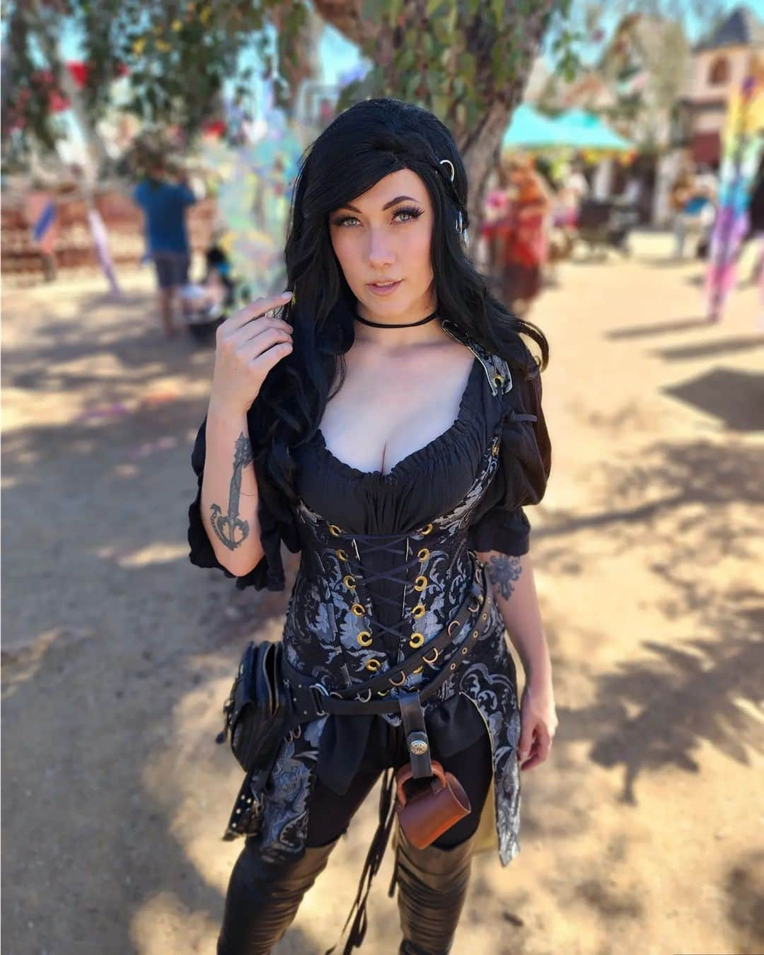 リンジー・エリースのインスタグラム：「Had such a nice time at the Ren Faire yesterday 💫 Made it out 3 times this year,  have you ever been?」