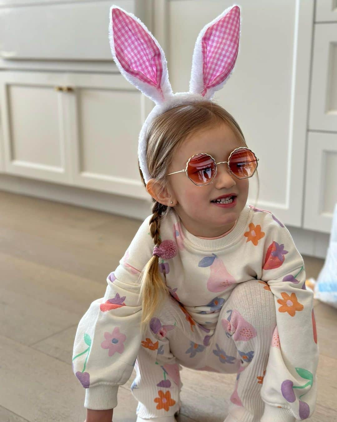 ジェイミー・レイのインスタグラム：「My threenager. 🐰   #three #easterthings #sundayfunday #momthings」