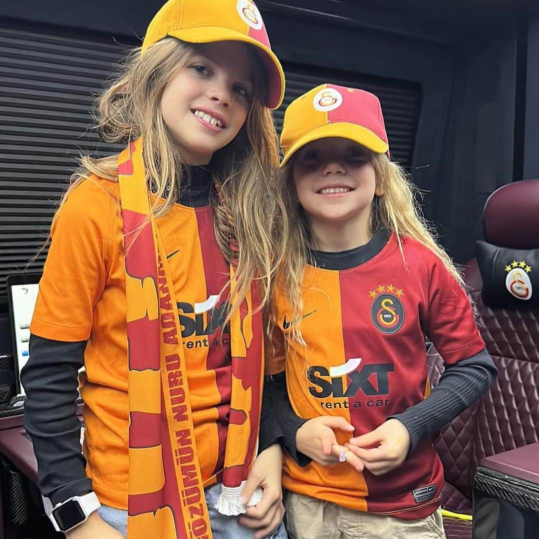 マウロ・イカルディさんのインスタグラム写真 - (マウロ・イカルディInstagram)「Esas miraditas de amor 🧡  Las fans del @galatasaray @mauroicardi」4月2日 23時46分 - mauroicardi