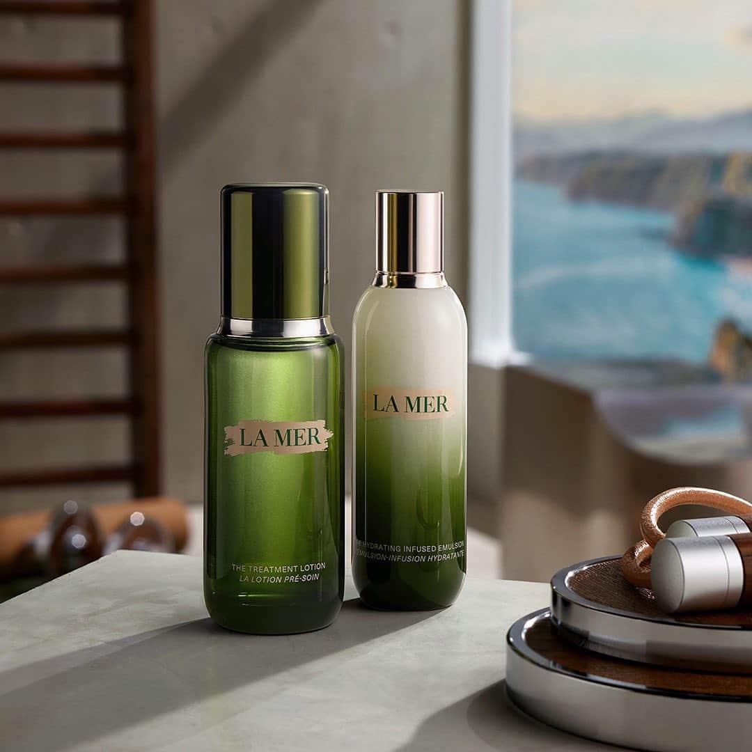 ドゥラメールのインスタグラム：「A rush of energy meets light-as-air hydration. The Treatment Lotion supercharges your grooming routine by jumpstarting skin’s ability to absorb the rest of your regimen. When paired with The Hydrating Infused Emulsion’s featherlight hydration, skin’s post-workout glow is further enhanced.  #lamer #lamerskincare #lamertreatmentlotion #lameremulsion」