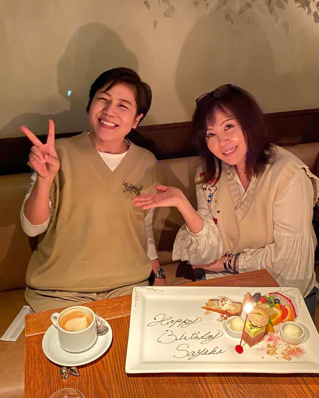 青木さやかさんのインスタグラム写真 - (青木さやかInstagram)「誕生日を祝っていただきました。なんとも楽しく美味しい時間。まだまだ話したいが仕方なく切り上げた夜。 我らがお姉さま！菜摘さんありがとうございます！ #小川菜摘　さん #笑いと元気をいただいて #誕生日 #ベージュのベストを着ていきましたら菜摘さんもベージュのベストで！」4月2日 23時56分 - sayaka___aoki