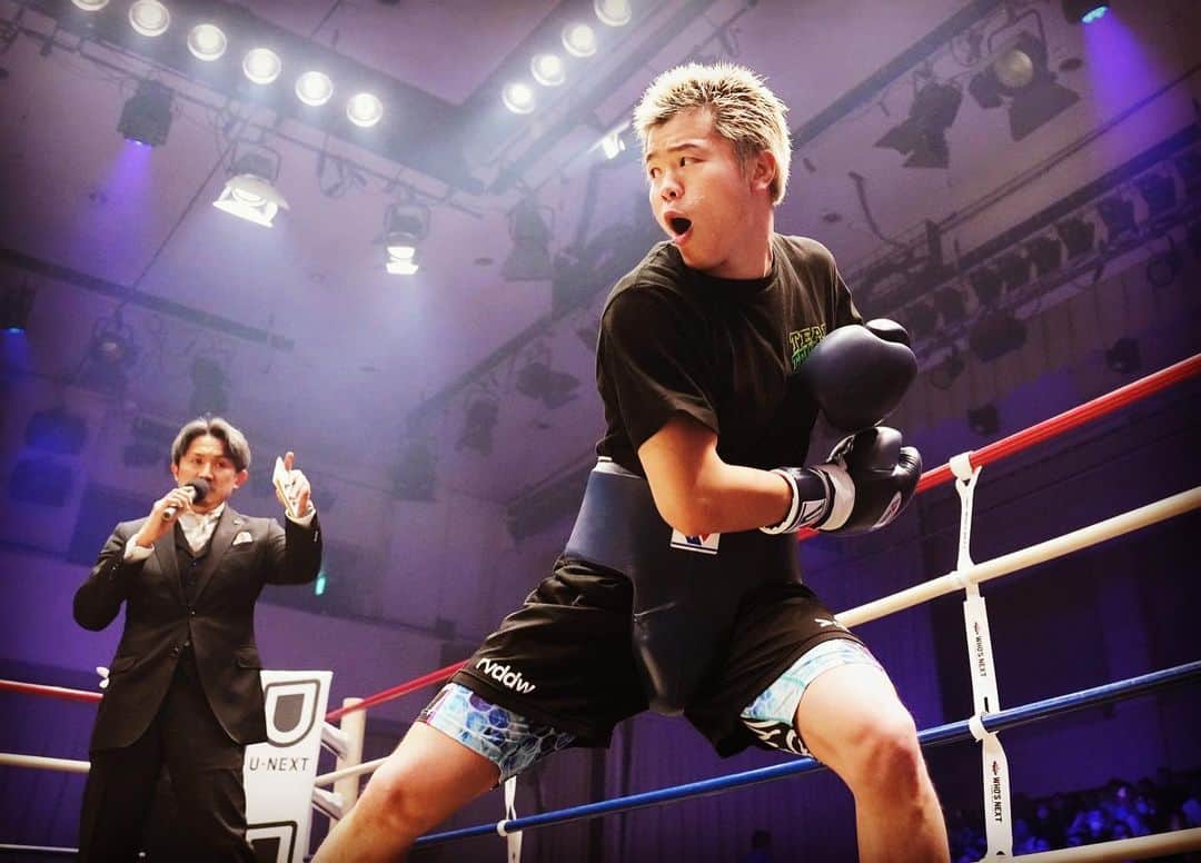 粟生隆寛のインスタグラム：「𝐖𝐞𝐥𝐜𝐨𝐦𝐞 𝐭𝐨 𝐭𝐡𝐞 𝐰𝐨𝐫𝐥𝐝 𝐨𝐟 𝐛𝐨𝐱𝐢𝐧𝐠.」