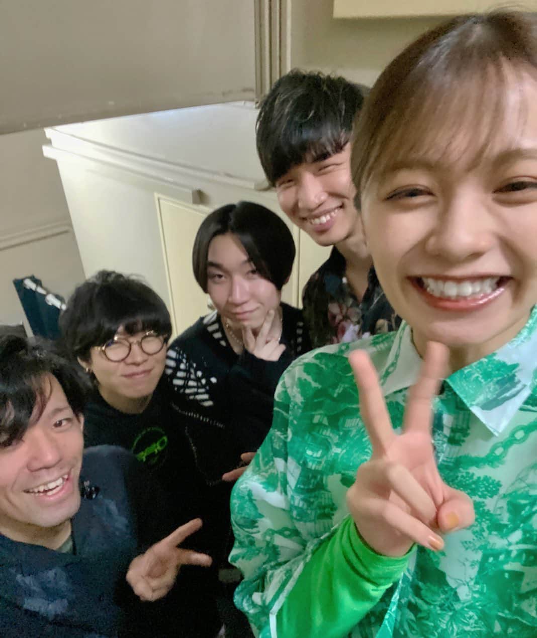 足立佳奈のインスタグラム：「セミファイナル仙台公演！ メンバーのニコニコ笑顔で📷 新しいメンバーりょっくんを迎えて。  来てくれた皆さんありがとうございました！ 楽しんでもらえたかな？？  MCの中で色んなことをみんなに教えてもらって終始驚きいっぱいでした！😆日々学び。ありがたい。  最後はファイナル東京で！！ みんな大集合しましょ！！」