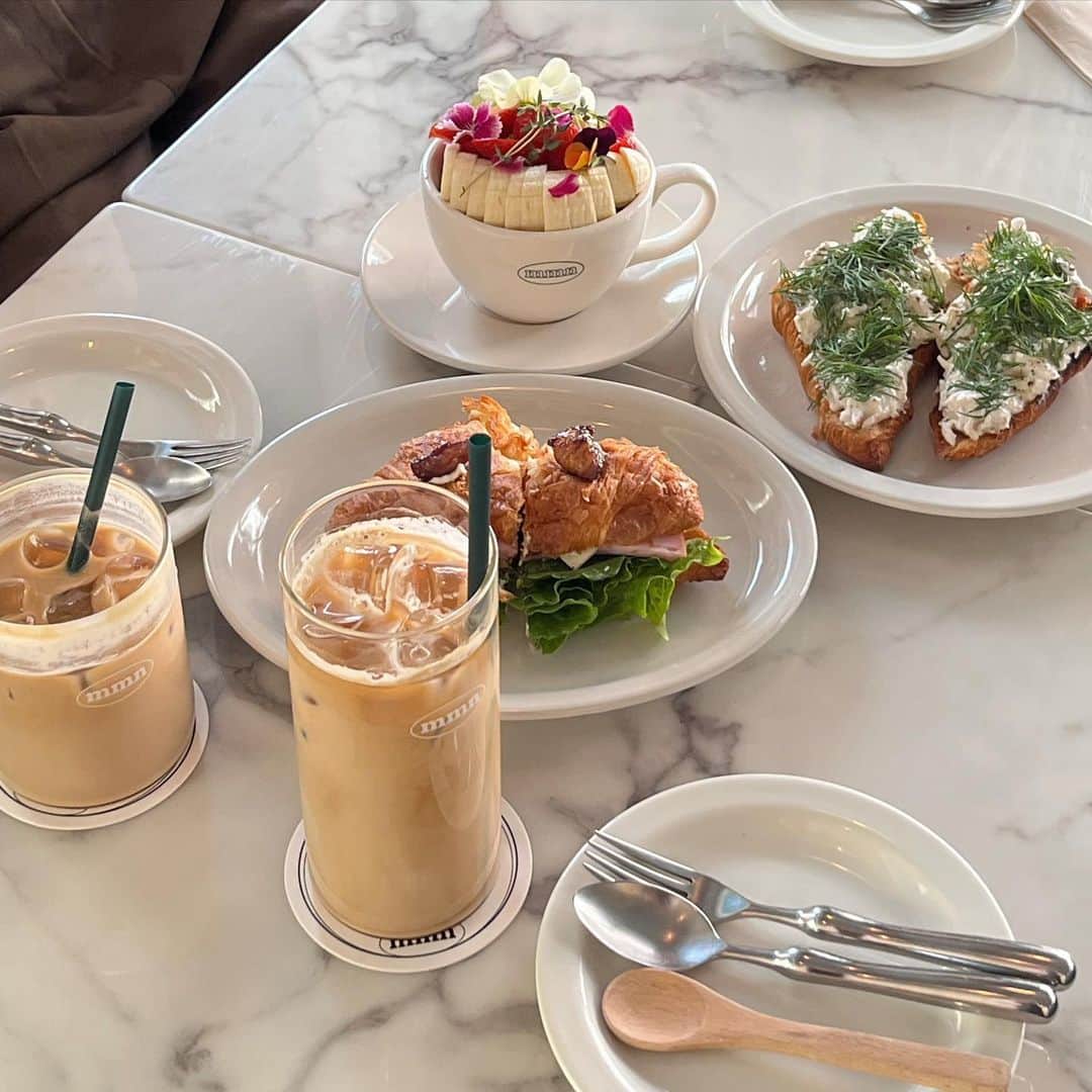 キム・ナヒョンのインスタグラム：「냠 🥐☕️🍓」