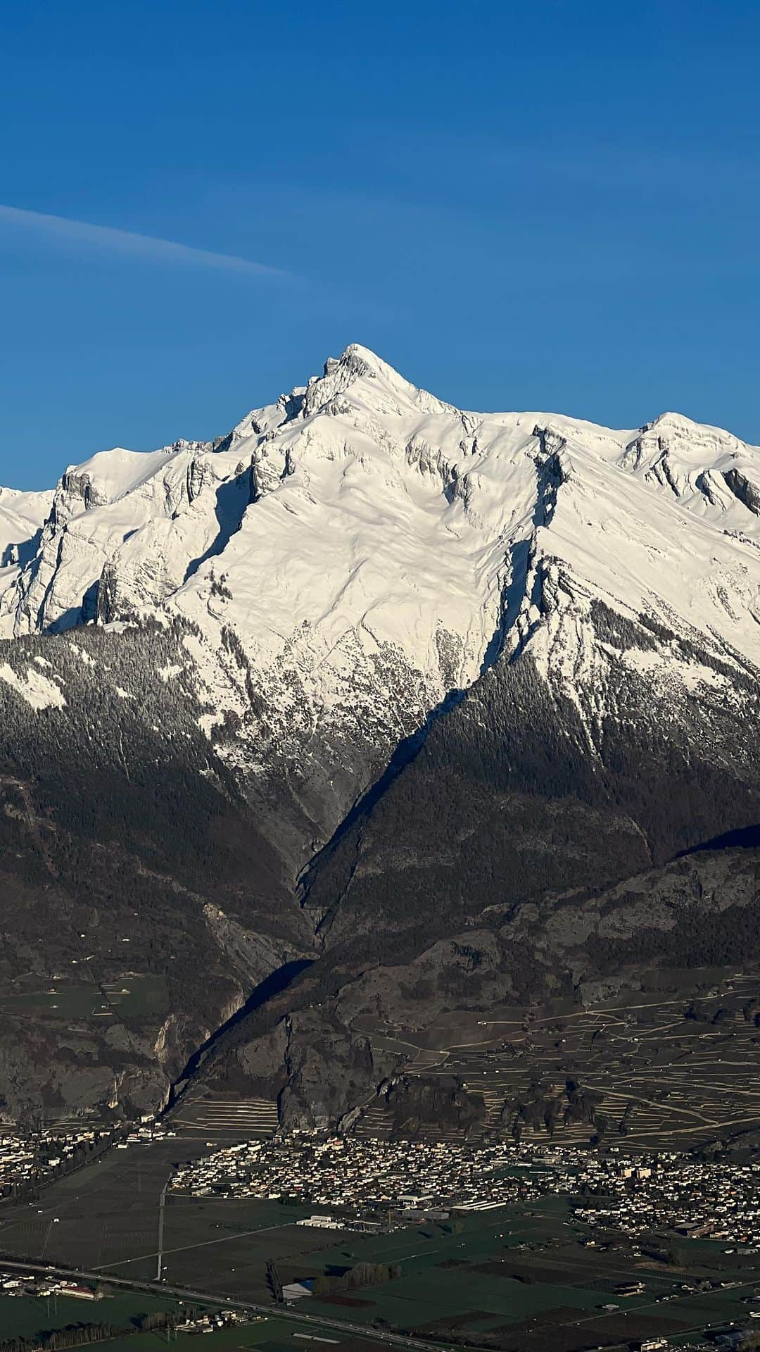 Duncanのインスタグラム：「This is insane! 🤯🤯🤯 . #valais #wallis」