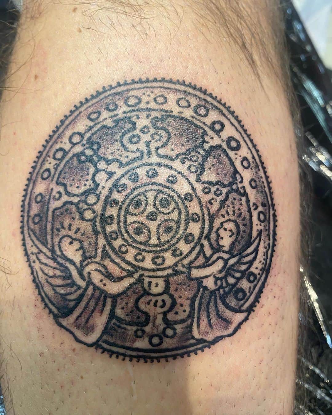 アムステルダム・タトゥー・ミュージアムのインスタグラム：「Amsterdam pilgrim tattoo#mirakelvanamsterdam#stilleomgang#amsterdammuseum#stnicolaasbaseliek#onzelieveheeropzolder#bdgijnenhof#stilleomgsng#pelgrimsinsigne#argeology #stadsargeoloog#amsterdammetro#beneathamsterdam」