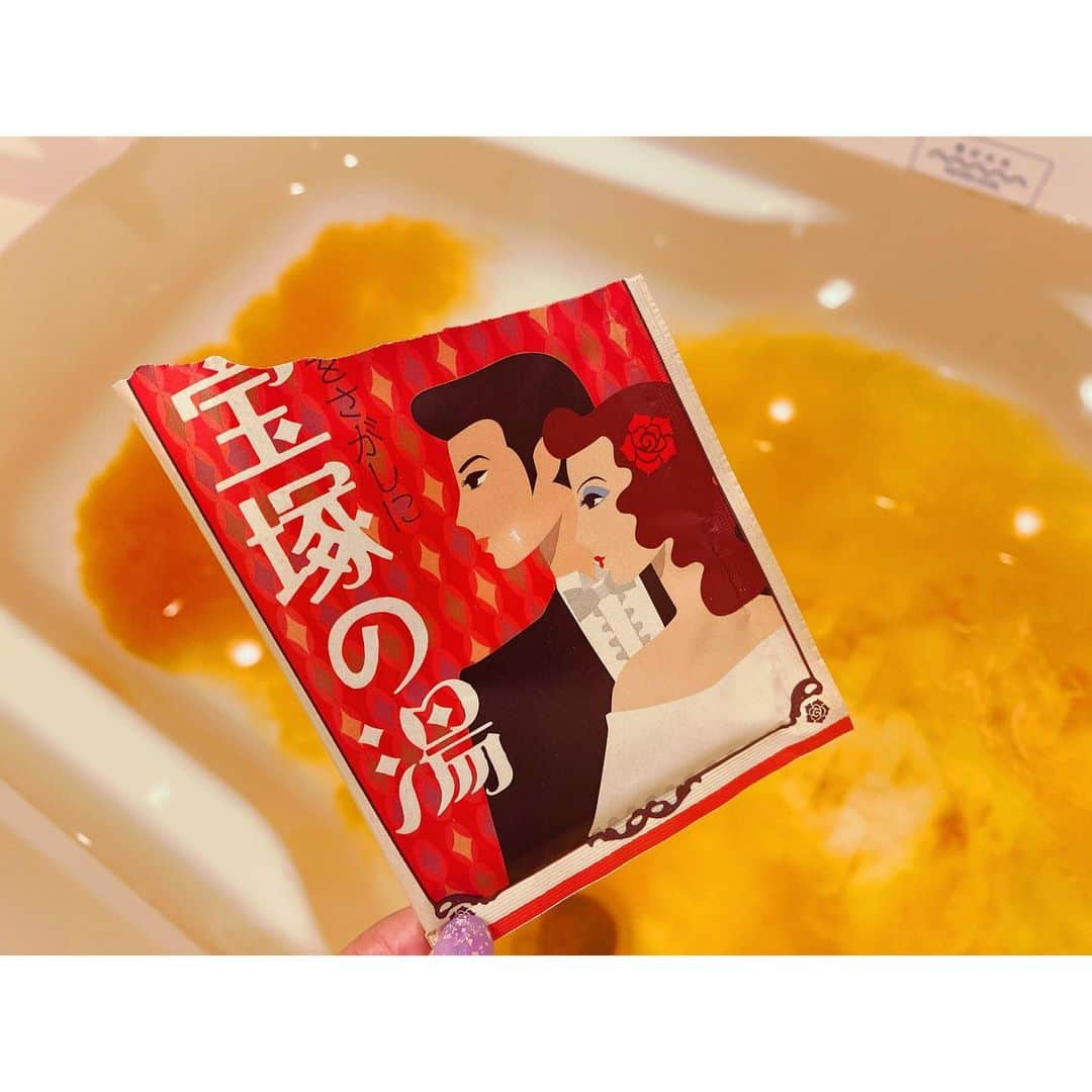 福咲れんさんのインスタグラム写真 - (福咲れんInstagram)「今年も行けたよ宝塚💜 推しの真風さんが6月で退団されるので最後の勇姿を本場で見たくて。フィナーレに近づくほどセリフの一つ一つが沁みちゃって😭 今回もめちゃくちゃカッコよかった〜〜💜  前回はコロナ禍真っ只中で、飲みにも行けず。今回は色々リサーチして行けたの嬉しかったな♪ 1人で飲むとすぐ酔っちゃう笑  〆は宝塚ホテルで宝塚の入浴剤。オツ！  #宝塚 #宙組 #真風涼帆」4月3日 0時20分 - renren108