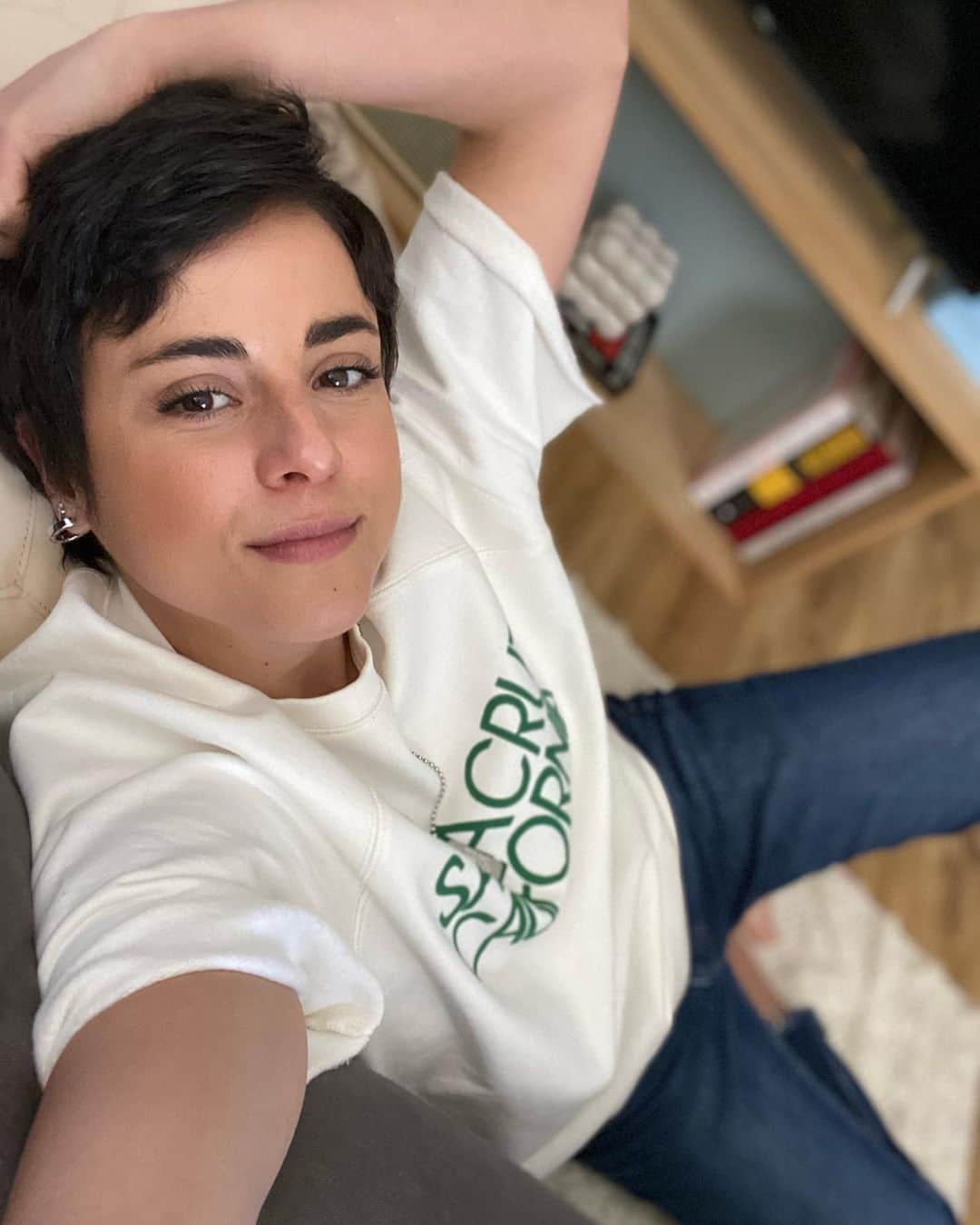 サラ・ウルタドのインスタグラム：「Sofa & music kinda Sunday 🛋️🎶☀️  I have this theory that best ideas always come while laying horizontally… what do you think?」