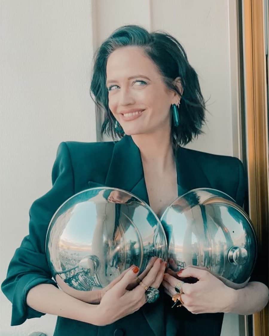 エヴァ・グリーンさんのインスタグラム写真 - (エヴァ・グリーンInstagram)「La tournée de promotion de @lestroismousquetaireslesfilms est terminée. Je retourne hiberner 🦔 Ne manquez pas #LesTroisMousquetairesLesFilms au cinéma le 5 avril !」4月3日 0時12分 - evagreenweb
