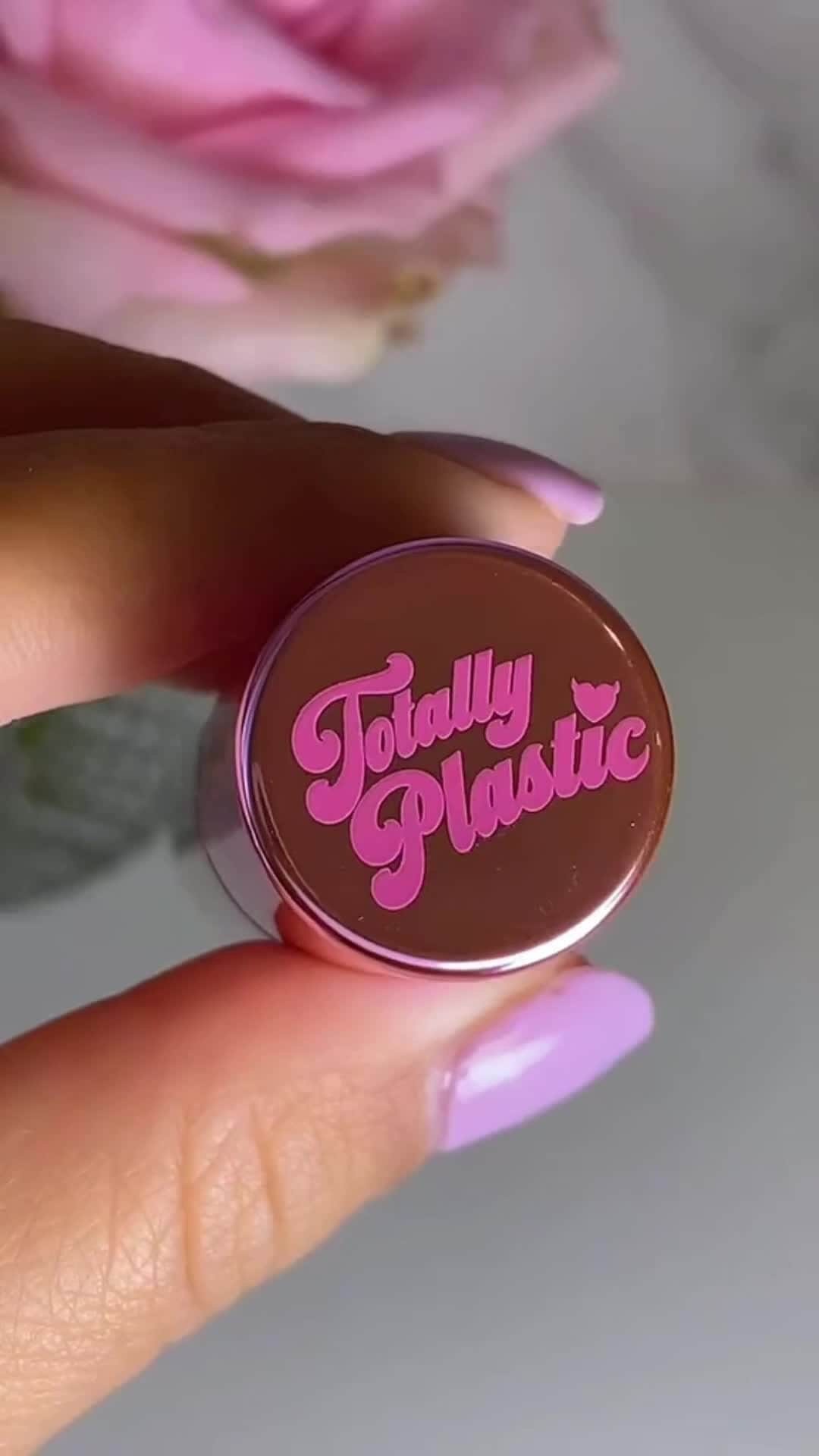 BH Cosmeticsのインスタグラム：「Our Oral Fixation - High Shine Lip Glosses are more juicy than your tracksuit 💋💧 @ugcbysandra shows off her go-to gloss in shade Is It 2004 yet? ✨ Peachy, mirror-like, reflective shine with gold flecks 🍑⁣ ⁣ #BHxIGGY #bhcosmetics」