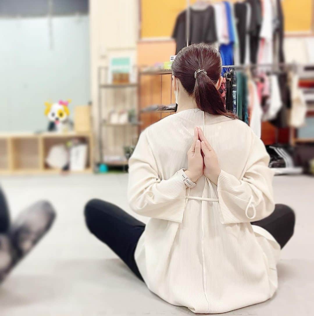 岡野綾夏のインスタグラム：「私の新しい特技✨笑  どや！笑  肩甲骨の間で合掌できた🙏 ストレッチ前は、腰のあたりで合掌してた🙃  みんなやってみてね〜☀️  #ストレッチ #ジム」