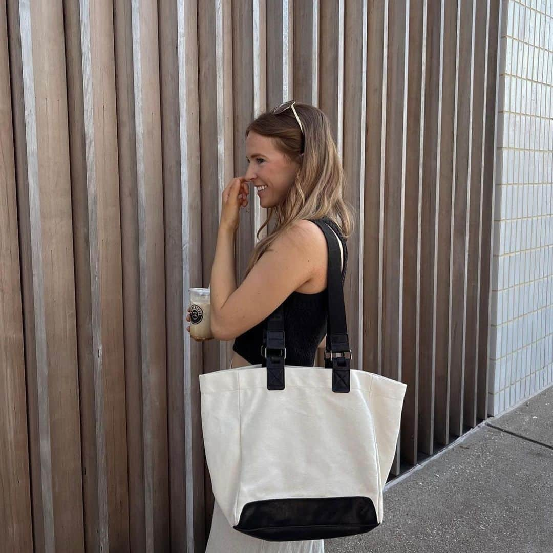 ボトキエのインスタグラム：「All smiles this Sunday with a coffee in hand & our Bedford Canvas Tote 🤍」