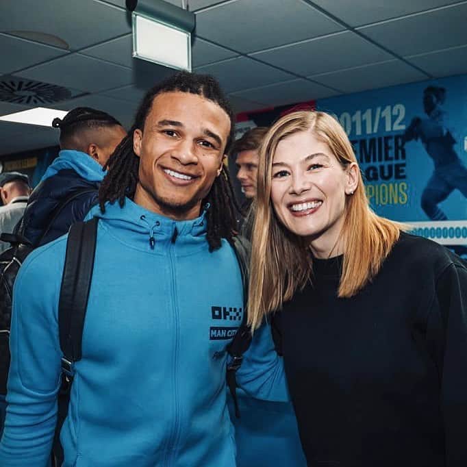 ナタン・アケのインスタグラム：「Happy @mspike got to see the win 💪🏾 Great to meet you!」
