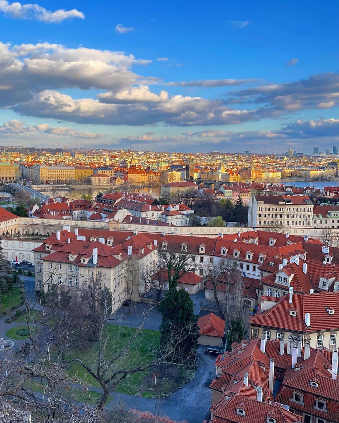 新田朝子さんのインスタグラム写真 - (新田朝子Instagram)「📍チェコ・プラハ🇨🇿  最初の2枚は、お城の上から旧市街を見下ろした景色。だいたい旧市街で、最後の写真は、欲望のかたまり...🤐  #海外在住 #中東在住 #ヨーロッパ旅行 #東欧 #チェコ #プラハ #旧市街 #プラハの春 #海外旅行好きな人と繋がりたい   #prague #czech #easterneurope #europe_vacations #europetravel #travelphotography #loveprague」4月3日 0時26分 - asako.nitta