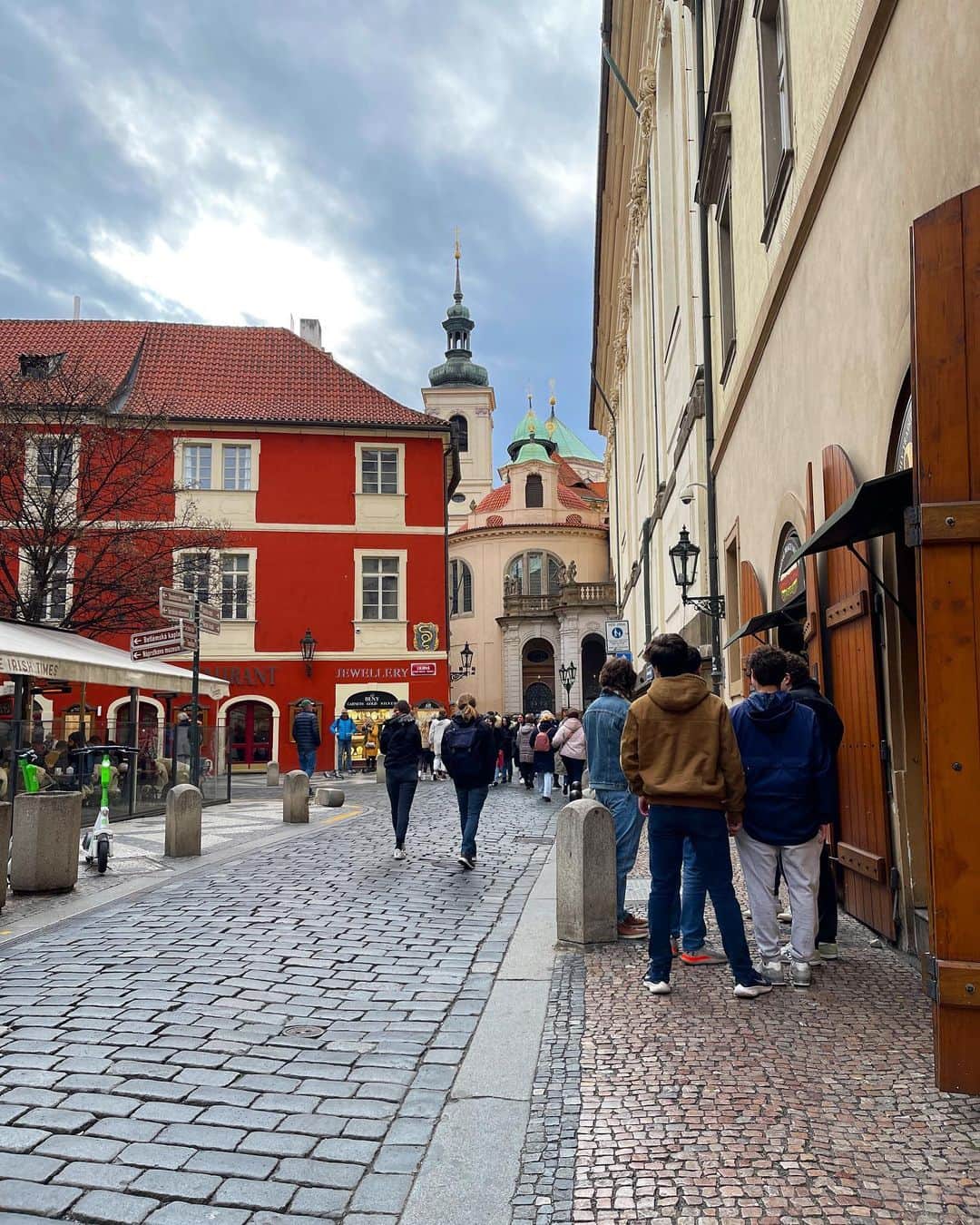 新田朝子さんのインスタグラム写真 - (新田朝子Instagram)「📍チェコ・プラハ🇨🇿  最初の2枚は、お城の上から旧市街を見下ろした景色。だいたい旧市街で、最後の写真は、欲望のかたまり...🤐  #海外在住 #中東在住 #ヨーロッパ旅行 #東欧 #チェコ #プラハ #旧市街 #プラハの春 #海外旅行好きな人と繋がりたい   #prague #czech #easterneurope #europe_vacations #europetravel #travelphotography #loveprague」4月3日 0時26分 - asako.nitta