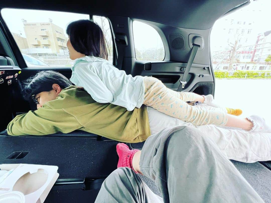 浜野謙太のインスタグラム：「いや くつろいでたんですけどー  #車 #荷台 #娘 #mydaughter #息子撮」