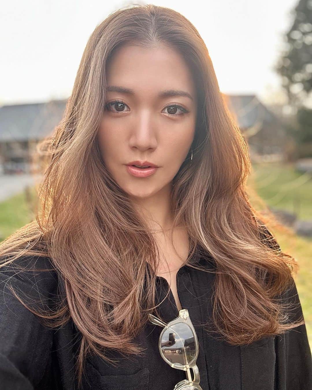 のインスタグラム：「🤝🏼✨  Weekend. 大人7人子供2人犬1匹 楽しい週末🧡 那須の平原も空も何度みてもとてもとても美しくって なんどもなんども綺麗だねって✨ 那須が大好きになりました  笑いあり涙あり記憶ときどきなし動物園で爆笑キリン萌💗🦒  ______________________________________________  #love #life #loveislove  #weekend  #いってらっしゃい  #おめでとう #キリンの瞳とか口とか模様とか可愛すぎる」