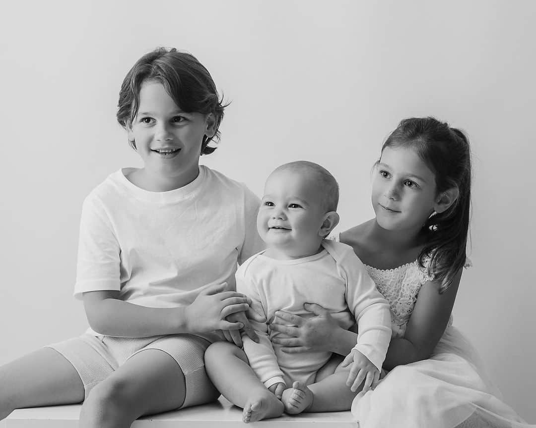 サム・フェアーズのインスタグラム：「My 3 little darlings 🫶 My absolute everything, my whole world 🌎」