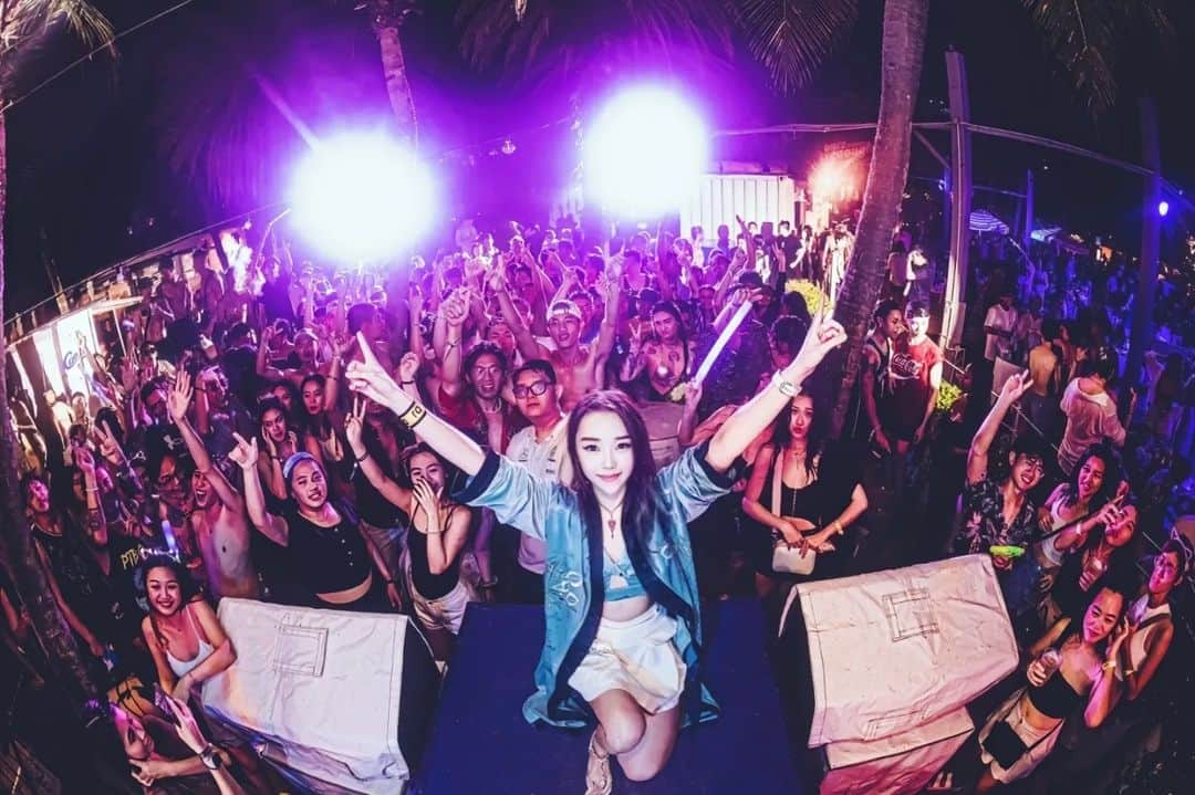 Nicole Chenのインスタグラム：「Singapore's Songkran Version amazing turn out! Almost 1000 pax. Amazing for Singapore! #1stapril #songkransingapore #wet #sandbar Necklace @baroqco_official Photos by @maxwongstudio DJ @anthem.entertainment Great @hotxentertainment  Loving my country 🇸🇬」