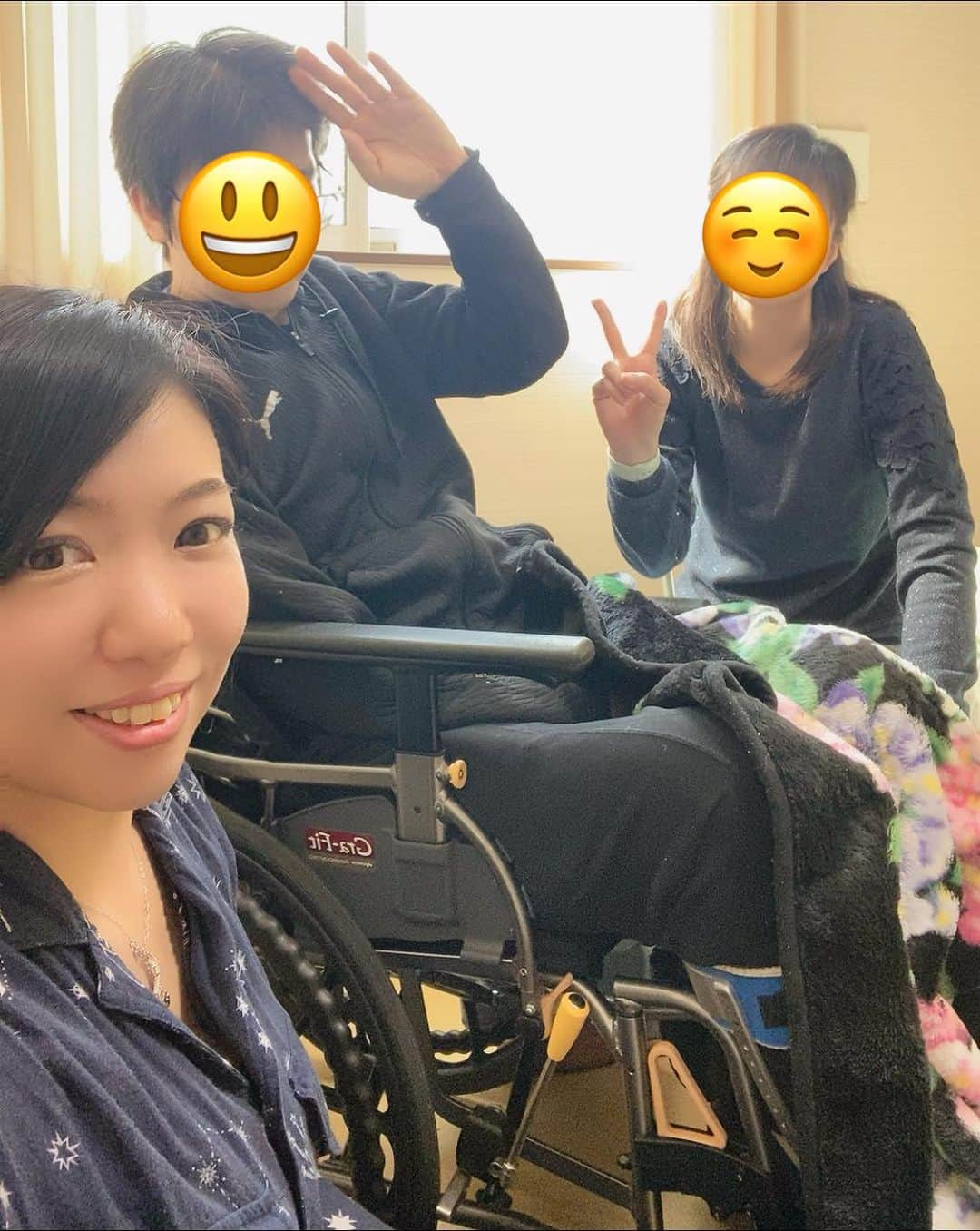 宮崎ともこのインスタグラム：「#奥さんへの頭なでなで😍 兄の面会へ。 施設に移ってから、やっとこうやって 会えるようになった。 今日で2回目のゆったり時間。  問題はまだまだ山積みなんだけど 大切なことは一つ  生きてることが価値✨  それを、兄に改めて感じ欲しい。  本人は記憶がない夜中などに  生きてる価値がない 　  なんて言葉を、吐くそうです。  それは、スタッフに向けられた言葉でも 明らかに、自分へ向けた言葉なの。  そんなおもいさせたくない。  兄も お世話をしてくれてる人も 誰もが生きてるだけで価値があるんだよ✨　  兄が最初、奥さんを認識できず。  でもその後認識して それから奥さんの家族の名前まで思い出し 奥さんに  なかなか可愛いなあ  と言ってたのが印象的  今、兄は嘘をつけない人。 だからこそ嬉しい✨　  奥さんの肩を揉んだり ぽんぽんて頭なでたり  ほっこりした🥰　  マッサージしたり 奥さんにマッサージ教えてあげたり ほんといい時間✨  自分の急ぎの仕事を横に置いて  5時間こうやって兄に時間を作ることで またこうやって 学びや癒しを得る✨　  いい時間でした✨　  どう自分の時間🟰命を使うか 今回もパーフェクト✨✨✨　 　 脳トレってね 自分の在り方や 自分の人生の自己納得感を大切にしたい人に 本当におすすめ。  我ながらほんとに すごいプログラム作ったなあって😆　  誰もが自分らしく ありたい姿へ✨✨✨　  #脳トレプログラムHDB  #自分を変える #人生を変える　 #大切の仕方 #自己啓発　最後の砦」