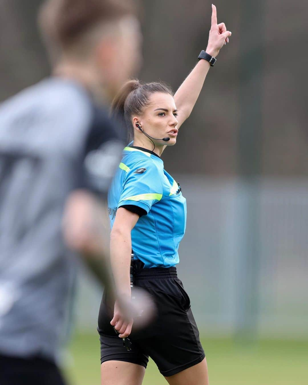 Karolina Bojarのインスタグラム：「Mrs. Referee 🌪️⚽️ photo by @instafotopyk 🫶🏼  #footballreferee #femalereferee #matchday #narobocie #KTSWeszło #Makowianka」