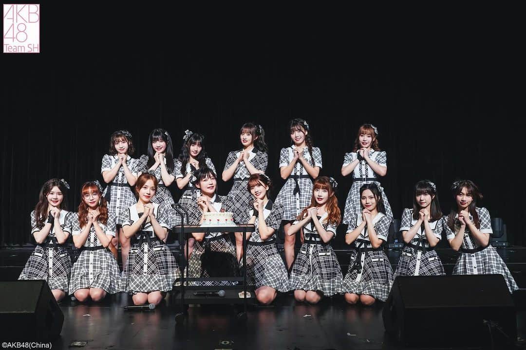AKB48 Team SHのインスタグラム：「今日#AKB48TeamSH #缩略图 #恋爱禁止条例 公演合照来啦！春暖花开，等来的都是好天气⛱️」