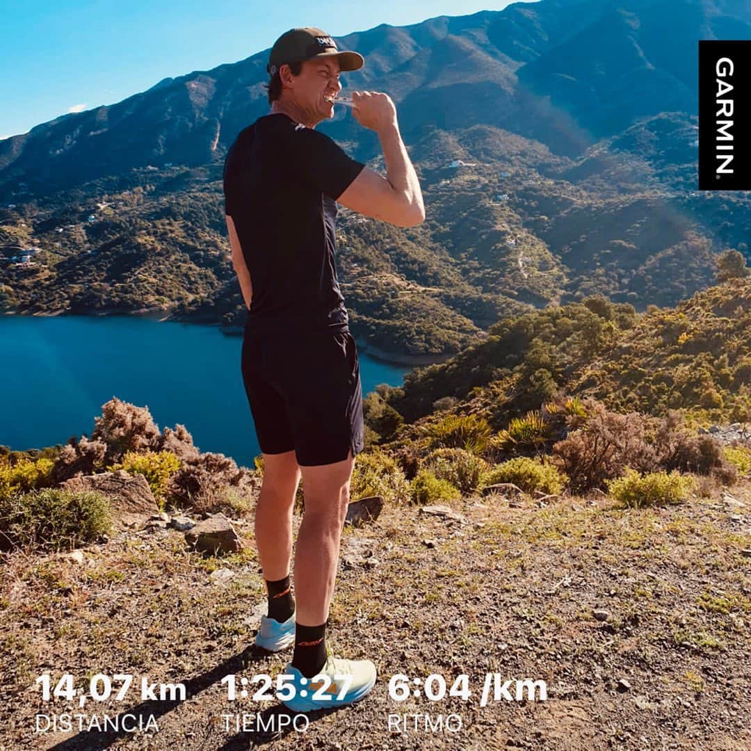 のインスタグラム：「Terminamos semana con un entrenamiento de calidad. Mis queridos 🇲🇽 @jano_soto y @paola_mivi me han llevado al paraíso. Ritmo ligero como debe ser, por unos senderos espectaculares de los que hacen que pasen los KMS volando! Ya probando geles @226ers para ir enseñando al cuerpo y acostumbrarlo a meter el carbohidrato necesario por hora. #RoadtoIronmanMallorca」