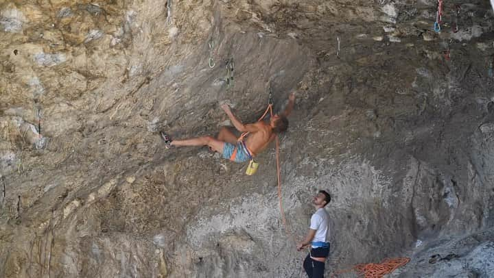 アレックス・メゴスのインスタグラム：「New video is out on my YouTube channel! Flash try on one of the oldest 8c+ in the world!   @patagonia_climb @petzl_official @tenayaclimbing @frictionlabs @physivantage @fazabrushes @tempehmanufaktur @cacaocrudo #stylefirst #carrotsforpower」