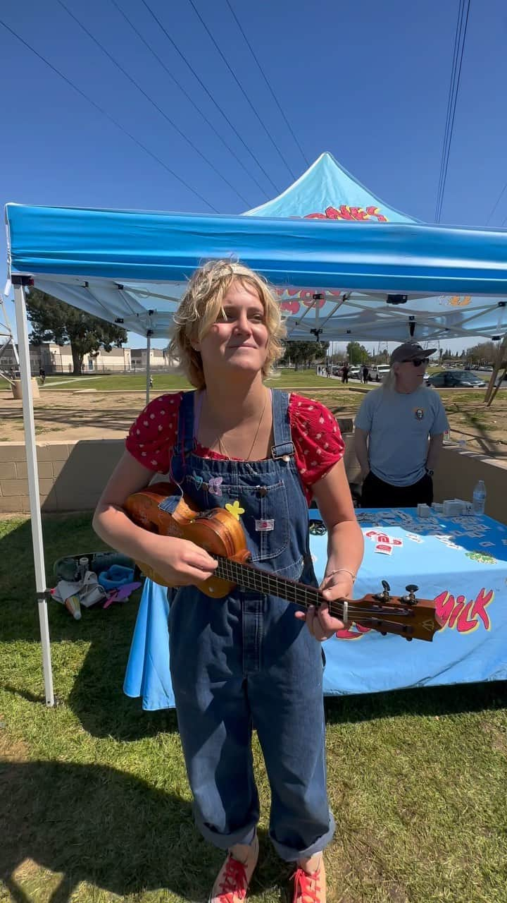 ブライス・ウェットシュタインのインスタグラム：「@brycewettstein at @boneslovemilk in Fresno! 📷 @bildahltravis  . . . #boneslovemilk #brycewettstein #fresno #skatepark #skatedemo #singersongwriter #skatergirl #skateboardingisfun #ukelele #california @christianhosoi #skateboarding」