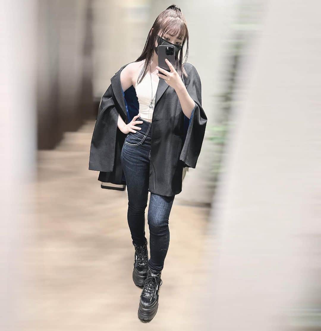 柳葉ころんのインスタグラム：「なんかこの袖がオープンになるジャケット流行っててめっちゃ嬉しい。涼しい。  #メイク #cosplayer  #モデル #被写体モデル  #被写体 #gyda #デニム」