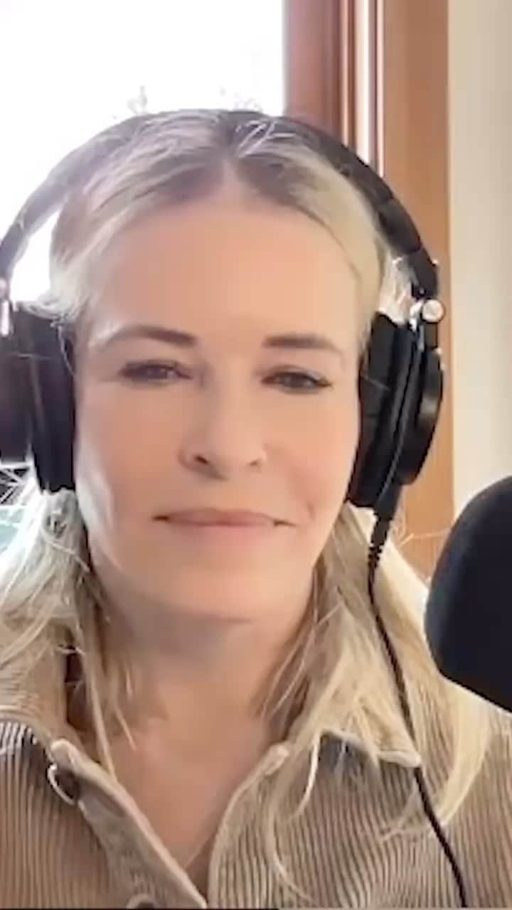チェルシー・ハンドラーのインスタグラム：「A new episode of Dear Chelsea with @jensincero is streaming now.」