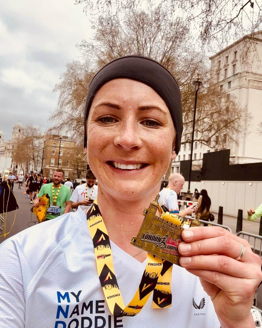 イブ・ミュアヘッドのインスタグラム：「What an experience, what a challenge and I loved it! 🏃🏼‍♀️  Such a great atmosphere and great route. @londonlandmarkshalf you did not disappoint!  ⏱️- 1.34.03 Great having Steve (aka Coach!) push me on today 🙃 even though he thought I was lost, stopped, detouring or even sightseeing at points! 😂 #trackingproblems  Time to chill and recover then get back on it!  3 weeks until the big one now…. 😬 @londonmarathon   ⭐️ Please help me raise funds @myname5doddie  Let’s find a cure for MND 👊🏼 Link in bio 🙏🏻 Thank you.   @stevecramtraining @castore_sportswear @prod3uk @otesportsgb   #marathontraining #londonlandmarkshalfmarathon #runlondon #run #runner」