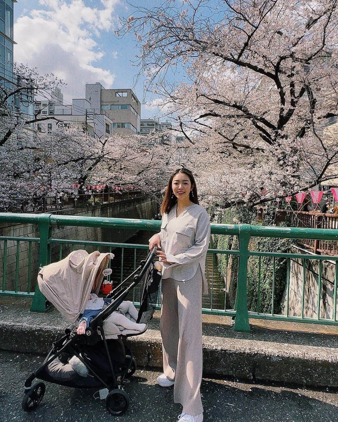 川崎美海さんのインスタグラム写真 - (川崎美海Instagram)「美女と花見行きました🌸  ☕️ @comtokyo  ［ #com ］カフェラテとビスコッティ美味しかった〜  🍽 @yamahan_official  ［ #山本のハンバーグ ］美味しかった〜 私は自家製ハンバーグ頼みました。並んだ甲斐あった。  ゆっこはグルメだから、ゆっこと会うと いつも美味しいご飯たべれるっ いつも美味しくてオシャレな所調べてくれてありがと🌿  この日は真弥と初めて電車で遠出デビューの日🚃 昼間の電車、駅は皆んな優しかった。泣きそうなくらい。 夕方帰りはやっぱベビーカー肩身狭かった… エレベーターとかも譲ってくれない… お年寄りの方も妊婦さんも優先席譲って貰えてなかった… わかるよぉ皆んな疲れてるもんね… でも… 都内も一日中女性専用車両欲しいよね🥺って つくづく思った。  #中目黒 #中目黒カフェ #中目黒グルメ #中目黒ランチ  #カフェ #cafe #comtokyo  #桜 #花見 #目黒川  #ハンバーグ  #子育てママ  #子育て日記  #7ヶ月ベビー  #ママコーデ #赤ちゃんのいる生活  #赤ちゃんのいる暮らし」4月3日 1時10分 - kawasaki.myu