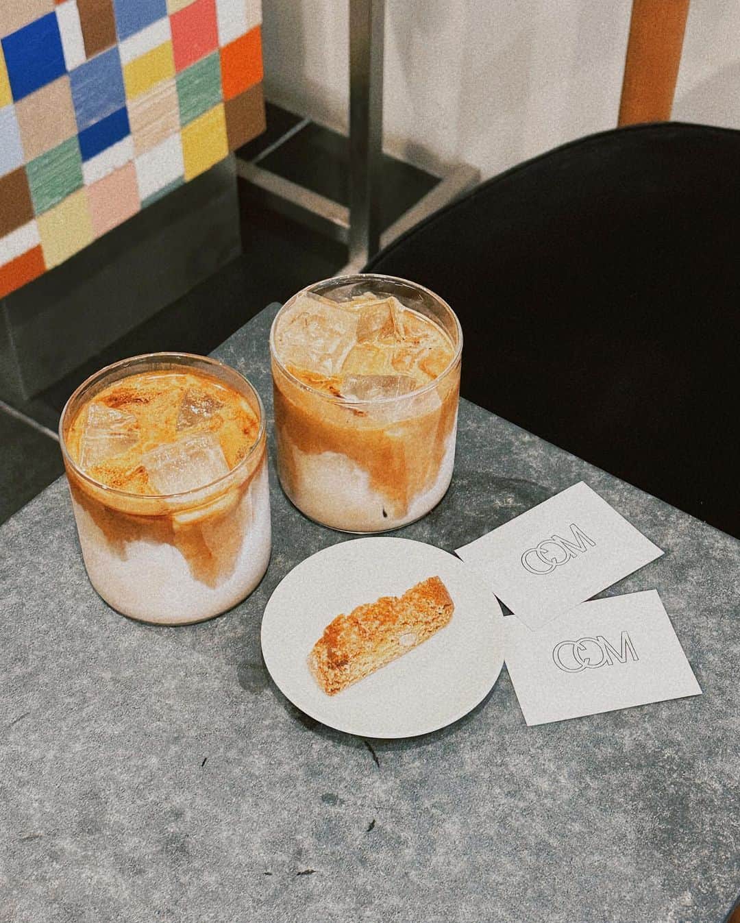 川崎美海のインスタグラム：「美女と花見行きました🌸  ☕️ @comtokyo  ［ #com ］カフェラテとビスコッティ美味しかった〜  🍽 @yamahan_official  ［ #山本のハンバーグ ］美味しかった〜 私は自家製ハンバーグ頼みました。並んだ甲斐あった。  ゆっこはグルメだから、ゆっこと会うと いつも美味しいご飯たべれるっ いつも美味しくてオシャレな所調べてくれてありがと🌿  この日は真弥と初めて電車で遠出デビューの日🚃 昼間の電車、駅は皆んな優しかった。泣きそうなくらい。 夕方帰りはやっぱベビーカー肩身狭かった… エレベーターとかも譲ってくれない… お年寄りの方も妊婦さんも優先席譲って貰えてなかった… わかるよぉ皆んな疲れてるもんね… でも… 都内も一日中女性専用車両欲しいよね🥺って つくづく思った。  #中目黒 #中目黒カフェ #中目黒グルメ #中目黒ランチ  #カフェ #cafe #comtokyo  #桜 #花見 #目黒川  #ハンバーグ  #子育てママ  #子育て日記  #7ヶ月ベビー  #ママコーデ #赤ちゃんのいる生活  #赤ちゃんのいる暮らし」