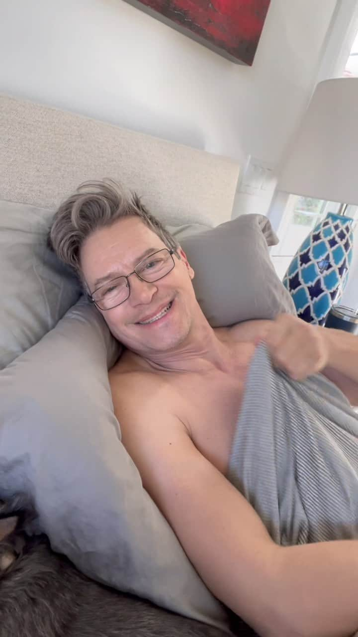 ジョン・バロウマンのインスタグラム：「Waking up 60.  . #love #husband #lgbtqia #lgbtq #60 #happybirthday #husband #palmsprings #young #stud #olderman #trendingreels #trendingmusic #music」