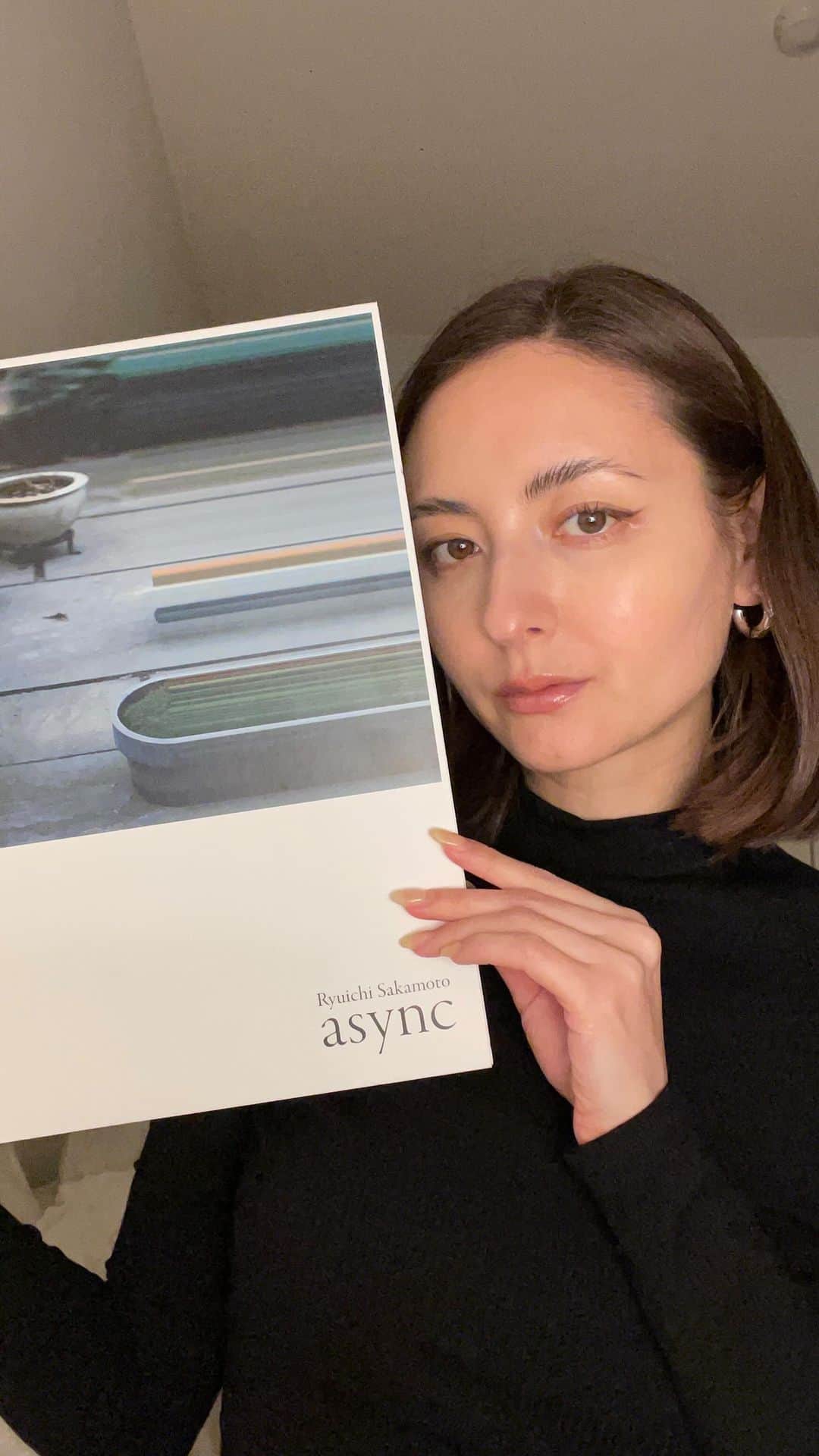 エリーローズのインスタグラム：「今夜は坂本龍一さんの曲を流しながらトリビュートライブをさせていただきました。最後までお付き合いいただきありがとうございました。」