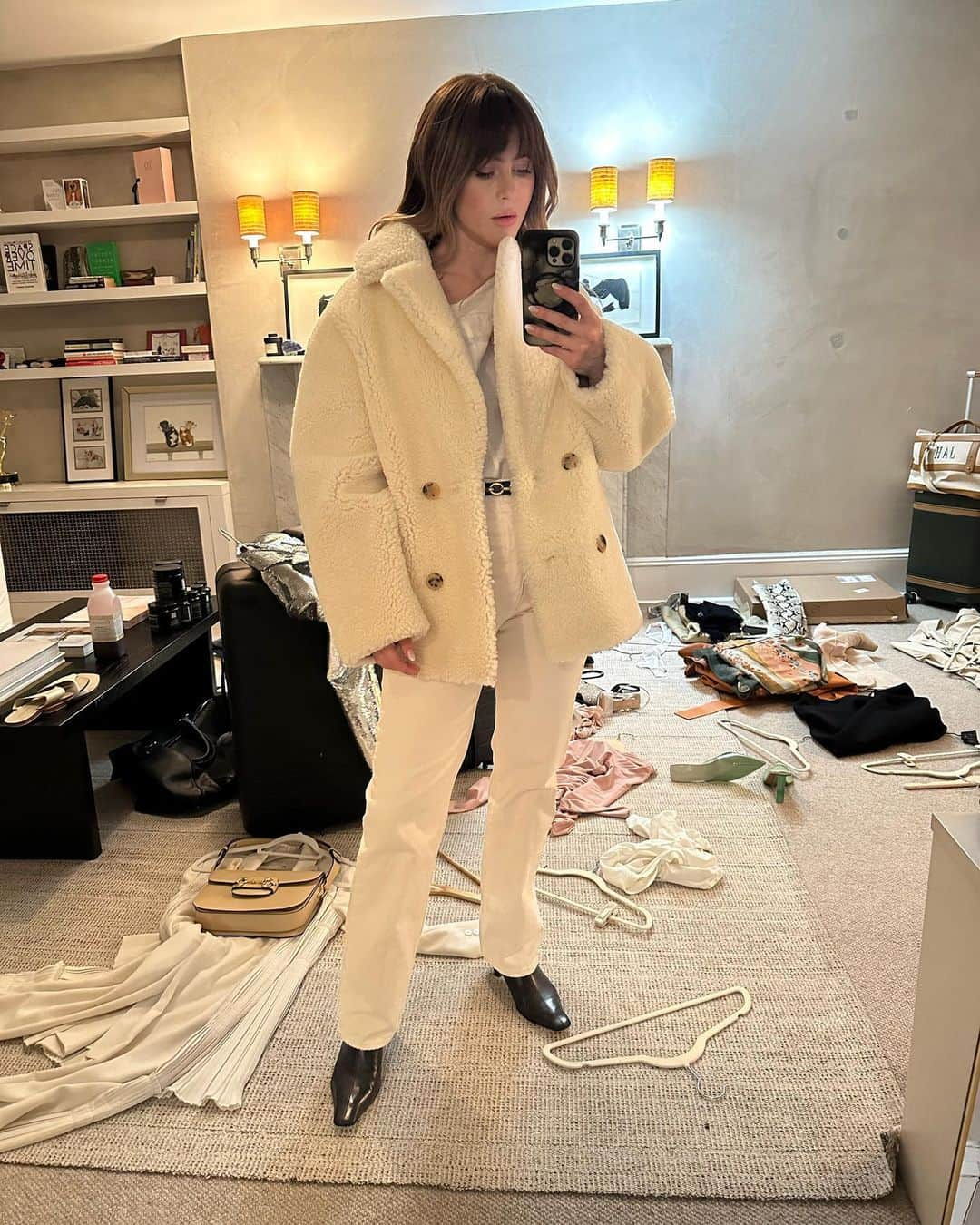 ジュリアン・ハフさんのインスタグラム写真 - (ジュリアン・ハフInstagram)「A little packing  What are your favorites?」4月3日 1時25分 - juleshough