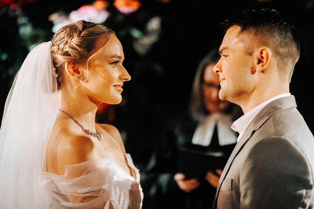 Jessica sayonara maierのインスタグラム：「bodas de papel ❤️‍🔥  um ano do dia mais especial das nossas vidas, mais um ano partilhando a vida juntos, mais um ano regando nosso jardim, cultivando nosso relacionamento para que essa data se repita eternamente… ♾️❤️  📸 @alanvieiraph」