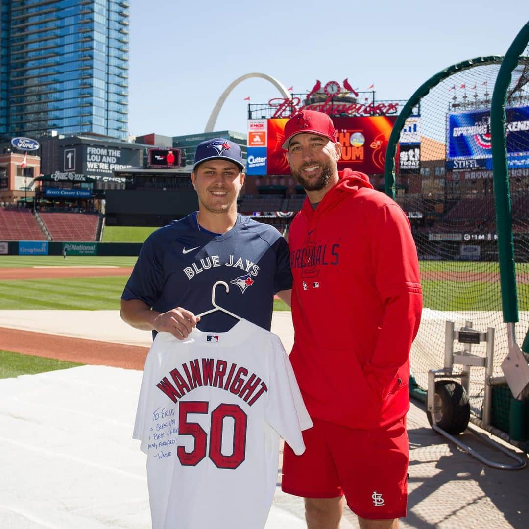 セントルイス・カージナルスさんのインスタグラム写真 - (セントルイス・カージナルスInstagram)「Erik Swanson, Blue Jays reliever, grew up idolizing Adam Wainwright and wears number 50 because of him. Waino gave Erik a signed jersey as they met before today's game! 🙌」4月3日 1時38分 - cardinals