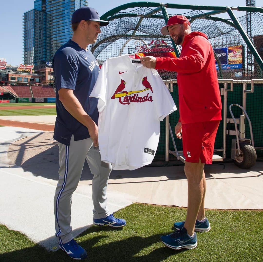 セントルイス・カージナルスさんのインスタグラム写真 - (セントルイス・カージナルスInstagram)「Erik Swanson, Blue Jays reliever, grew up idolizing Adam Wainwright and wears number 50 because of him. Waino gave Erik a signed jersey as they met before today's game! 🙌」4月3日 1時38分 - cardinals