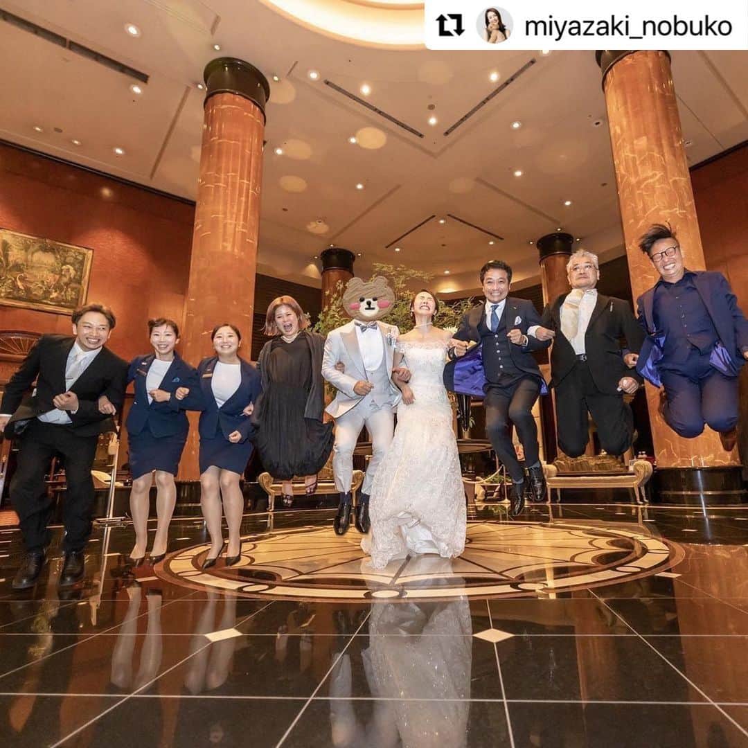 misoNosukeさんのインスタグラム写真 - (misoNosukeInstagram)「. . misoNosukeの結婚式で メチャクチャお世話になったので！  この日の為だけにカラオケの音源を Nosukeに作らせたのですが（笑）  豪華メンバーすぎて『misonoがトリで歌唱』 だなんて、申し訳なさすぎました…  ↓  #Repost @miyazaki_nobuko with @use.repost  全てが終わった後に ウェスティンのメインロビーでジャンプ😆  一日中メイクを担当してくれた高良さん💄 @mado_chan_   一日中動画撮影でかけずり回ってくれた 李さん、やぶ🎥  私の大変な披露宴を支えてくれた プランナーの竹内さん、小池さん💕  披露宴を共に入場し 二回目の乾杯の🥂挨拶をしてくれた秀さん🥰 @hidechan0731   そしてラジかるッ時代を支えてくれた 環プロデューサーと締めのジャンプ🤣  披露宴では 旦那さんのタキシードを作ってくれたドン小西さん @donkonishi1009   ゴルフも夫婦で仲良し❤️憧れの 真矢さん、彩ちゃん夫妻💓💓 @331shinya @ishiguroaya.official   ラジかるッからずっと仲良くしてくれている植松さん☺️ @kojiuematsu   保護犬の活動をさせてくれたり 本当に優しいお姉さんのとよた真帆さん @maho_toyota   私も大好きですが 特に旦那ちゃんが愛してやまないマッコイ斎藤さん😆 @maccoi_saito   にご挨拶を頂きました🙏☺️ またJILLちゃんには スタートから素晴らしい歌声を響かせてくれて 会場が一気に盛り上がりました😆  福岡から来てくれてありがとう❤️ 宮崎県を代表する歌姫であり 人の心をグッと掴む歌声が かっこよくて大好きです🥰 @jille111   ボイトレの先生でもある さやかちゃんにはリクエストで Everything を歌って頂き  感動して泣いてる方も たくさんいらっしゃいました🥹 めちゃくちゃ良かった…🥰 @sayakasazanami   最後に締めに misonoちゃんが歌ってくれました😍 旦那ちゃんがmisonoちゃんのYouTubeを 何度も何度も見ていて  上手いしめちゃくちゃかっこいい って絶賛しており スペシャルメドレーをしてくださいました😍  声量がすごくて歌が上手すぎて 会場が一気に引き込まれました🥹💕 本当に素晴らしかったです🙏🥹 @nosukedrummer   皆さんのおかげで本当に楽しくて 感動して嬉しくて 幸せな時間を過ごすことができました🙏🙏🙏 本当に本当にありがとうございました😭🙏  (すみません🙏旦那さんの顔を隠すの忘れてしまったので、再投稿です🙏)  #ウェスティンホテル東京  #締めのジャンプ #ドン小西　さん #マッコイ斎藤　さん #植松晃士 さん #真矢　さん #石黒彩　ちゃん #とよた真帆　さん #jill ちゃん #さやかちゃん #misono ちゃん #皆さんありがとうございました」4月3日 1時40分 - misono_koda_official