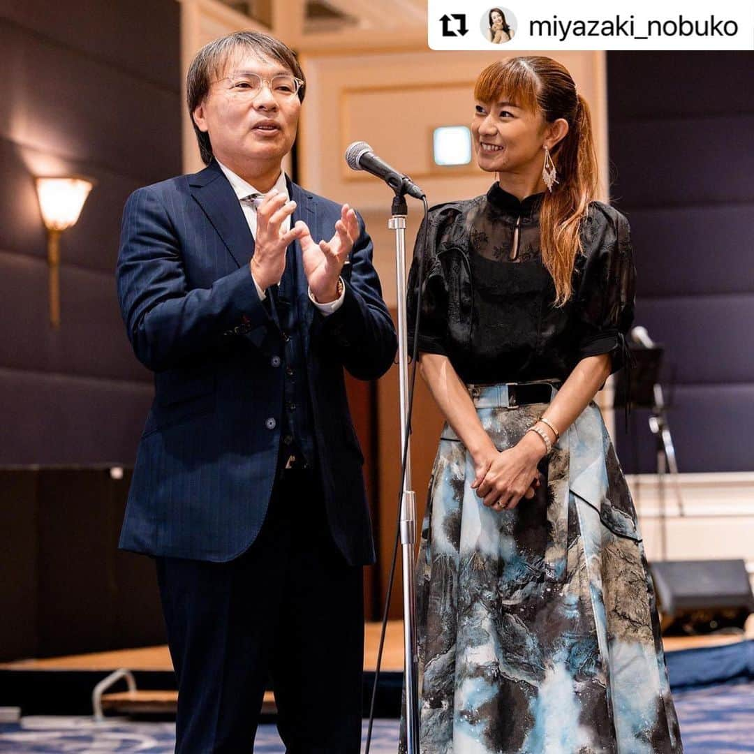 misoNosukeさんのインスタグラム写真 - (misoNosukeInstagram)「. . misoNosukeの結婚式で メチャクチャお世話になったので！  この日の為だけにカラオケの音源を Nosukeに作らせたのですが（笑）  豪華メンバーすぎて『misonoがトリで歌唱』 だなんて、申し訳なさすぎました…  ↓  #Repost @miyazaki_nobuko with @use.repost  全てが終わった後に ウェスティンのメインロビーでジャンプ😆  一日中メイクを担当してくれた高良さん💄 @mado_chan_   一日中動画撮影でかけずり回ってくれた 李さん、やぶ🎥  私の大変な披露宴を支えてくれた プランナーの竹内さん、小池さん💕  披露宴を共に入場し 二回目の乾杯の🥂挨拶をしてくれた秀さん🥰 @hidechan0731   そしてラジかるッ時代を支えてくれた 環プロデューサーと締めのジャンプ🤣  披露宴では 旦那さんのタキシードを作ってくれたドン小西さん @donkonishi1009   ゴルフも夫婦で仲良し❤️憧れの 真矢さん、彩ちゃん夫妻💓💓 @331shinya @ishiguroaya.official   ラジかるッからずっと仲良くしてくれている植松さん☺️ @kojiuematsu   保護犬の活動をさせてくれたり 本当に優しいお姉さんのとよた真帆さん @maho_toyota   私も大好きですが 特に旦那ちゃんが愛してやまないマッコイ斎藤さん😆 @maccoi_saito   にご挨拶を頂きました🙏☺️ またJILLちゃんには スタートから素晴らしい歌声を響かせてくれて 会場が一気に盛り上がりました😆  福岡から来てくれてありがとう❤️ 宮崎県を代表する歌姫であり 人の心をグッと掴む歌声が かっこよくて大好きです🥰 @jille111   ボイトレの先生でもある さやかちゃんにはリクエストで Everything を歌って頂き  感動して泣いてる方も たくさんいらっしゃいました🥹 めちゃくちゃ良かった…🥰 @sayakasazanami   最後に締めに misonoちゃんが歌ってくれました😍 旦那ちゃんがmisonoちゃんのYouTubeを 何度も何度も見ていて  上手いしめちゃくちゃかっこいい って絶賛しており スペシャルメドレーをしてくださいました😍  声量がすごくて歌が上手すぎて 会場が一気に引き込まれました🥹💕 本当に素晴らしかったです🙏🥹 @nosukedrummer   皆さんのおかげで本当に楽しくて 感動して嬉しくて 幸せな時間を過ごすことができました🙏🙏🙏 本当に本当にありがとうございました😭🙏  (すみません🙏旦那さんの顔を隠すの忘れてしまったので、再投稿です🙏)  #ウェスティンホテル東京  #締めのジャンプ #ドン小西　さん #マッコイ斎藤　さん #植松晃士 さん #真矢　さん #石黒彩　ちゃん #とよた真帆　さん #jill ちゃん #さやかちゃん #misono ちゃん #皆さんありがとうございました」4月3日 1時40分 - misono_koda_official