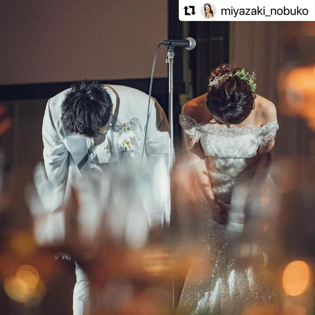 misoNosukeさんのインスタグラム写真 - (misoNosukeInstagram)「. . misoNosukeの結婚式で メチャクチャお世話になったので！  この日の為だけにカラオケの音源を Nosukeに作らせたのですが（笑）  豪華メンバーすぎて『misonoがトリで歌唱』 だなんて、申し訳なさすぎました…  ↓  #Repost @miyazaki_nobuko with @use.repost  全てが終わった後に ウェスティンのメインロビーでジャンプ😆  一日中メイクを担当してくれた高良さん💄 @mado_chan_   一日中動画撮影でかけずり回ってくれた 李さん、やぶ🎥  私の大変な披露宴を支えてくれた プランナーの竹内さん、小池さん💕  披露宴を共に入場し 二回目の乾杯の🥂挨拶をしてくれた秀さん🥰 @hidechan0731   そしてラジかるッ時代を支えてくれた 環プロデューサーと締めのジャンプ🤣  披露宴では 旦那さんのタキシードを作ってくれたドン小西さん @donkonishi1009   ゴルフも夫婦で仲良し❤️憧れの 真矢さん、彩ちゃん夫妻💓💓 @331shinya @ishiguroaya.official   ラジかるッからずっと仲良くしてくれている植松さん☺️ @kojiuematsu   保護犬の活動をさせてくれたり 本当に優しいお姉さんのとよた真帆さん @maho_toyota   私も大好きですが 特に旦那ちゃんが愛してやまないマッコイ斎藤さん😆 @maccoi_saito   にご挨拶を頂きました🙏☺️ またJILLちゃんには スタートから素晴らしい歌声を響かせてくれて 会場が一気に盛り上がりました😆  福岡から来てくれてありがとう❤️ 宮崎県を代表する歌姫であり 人の心をグッと掴む歌声が かっこよくて大好きです🥰 @jille111   ボイトレの先生でもある さやかちゃんにはリクエストで Everything を歌って頂き  感動して泣いてる方も たくさんいらっしゃいました🥹 めちゃくちゃ良かった…🥰 @sayakasazanami   最後に締めに misonoちゃんが歌ってくれました😍 旦那ちゃんがmisonoちゃんのYouTubeを 何度も何度も見ていて  上手いしめちゃくちゃかっこいい って絶賛しており スペシャルメドレーをしてくださいました😍  声量がすごくて歌が上手すぎて 会場が一気に引き込まれました🥹💕 本当に素晴らしかったです🙏🥹 @nosukedrummer   皆さんのおかげで本当に楽しくて 感動して嬉しくて 幸せな時間を過ごすことができました🙏🙏🙏 本当に本当にありがとうございました😭🙏  (すみません🙏旦那さんの顔を隠すの忘れてしまったので、再投稿です🙏)  #ウェスティンホテル東京  #締めのジャンプ #ドン小西　さん #マッコイ斎藤　さん #植松晃士 さん #真矢　さん #石黒彩　ちゃん #とよた真帆　さん #jill ちゃん #さやかちゃん #misono ちゃん #皆さんありがとうございました」4月3日 1時40分 - misono_koda_official