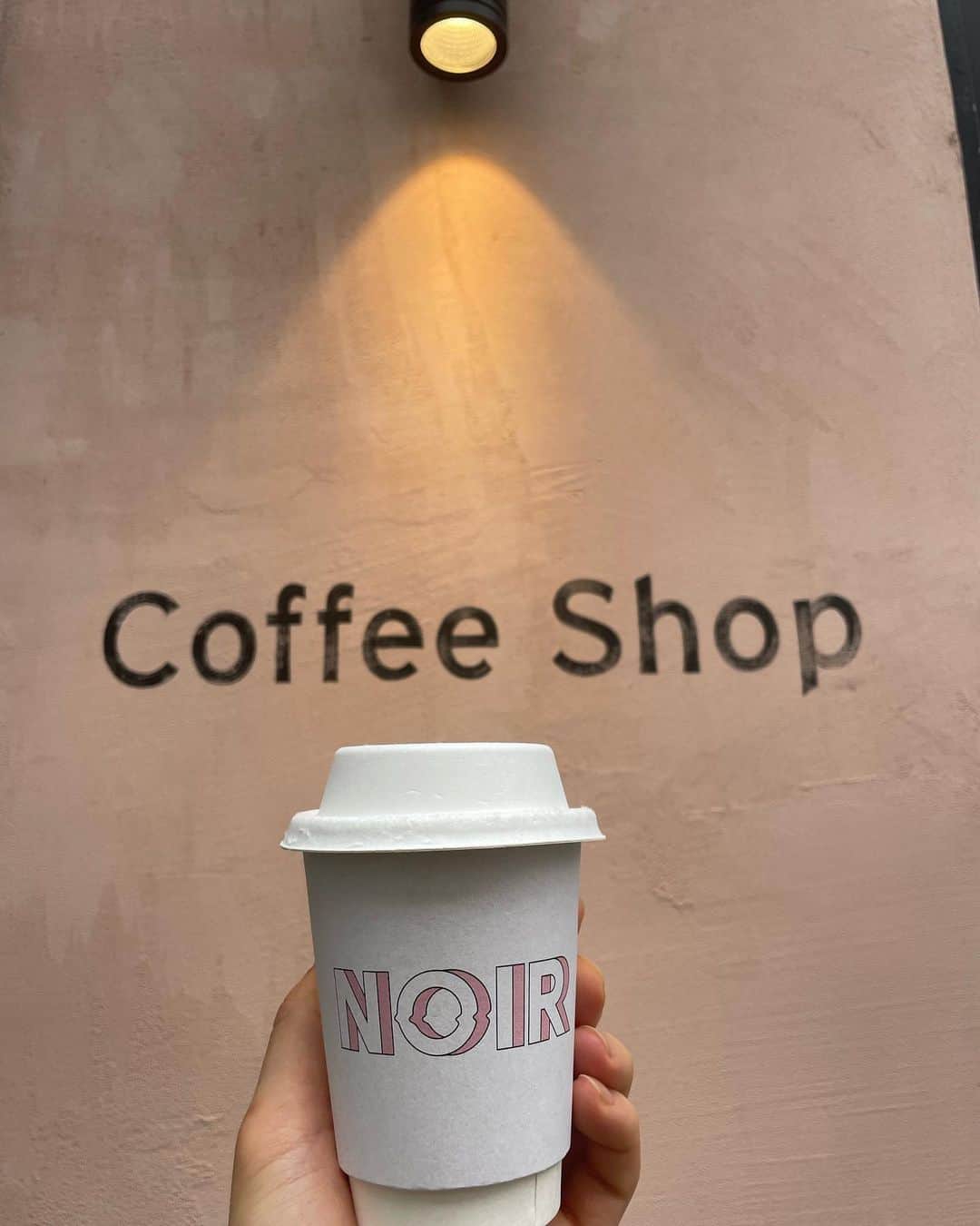 山田愛さんのインスタグラム写真 - (山田愛Instagram)「Un café SVP! (I can never say s’il vous plaît properly)🥐  #coffee #paris」4月3日 1時43分 - aiyamada_