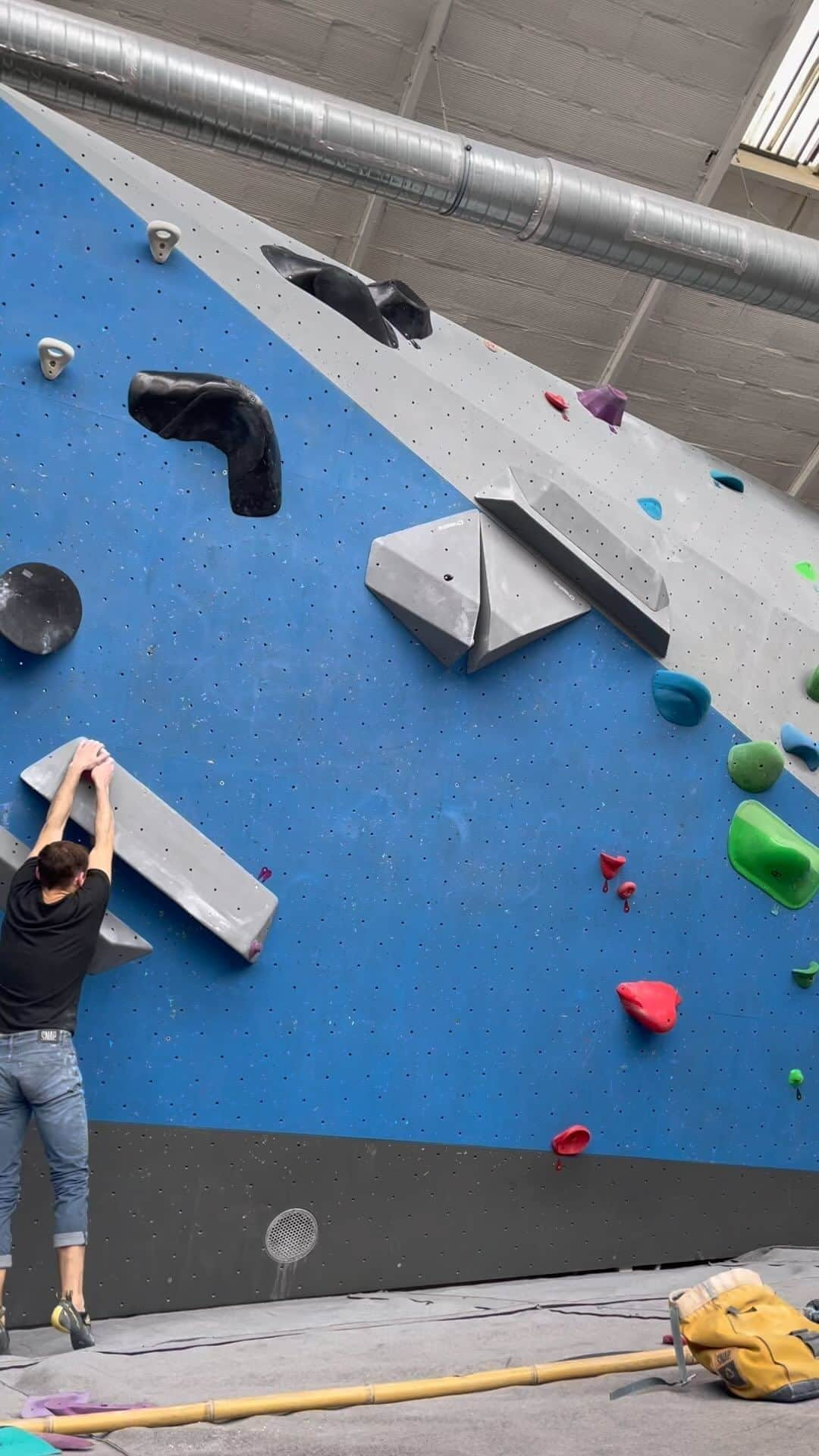 ジェレミー・ボンダーのインスタグラム：「Un arrêt contre pointe avec un petit verrou de poing… 🟣🔥 By @ludolefevre_ll 🤙  #arkose #arkoseheroes #snapclimbing #ffme #ffmeoccitanie #lasportiva #beal #bup」