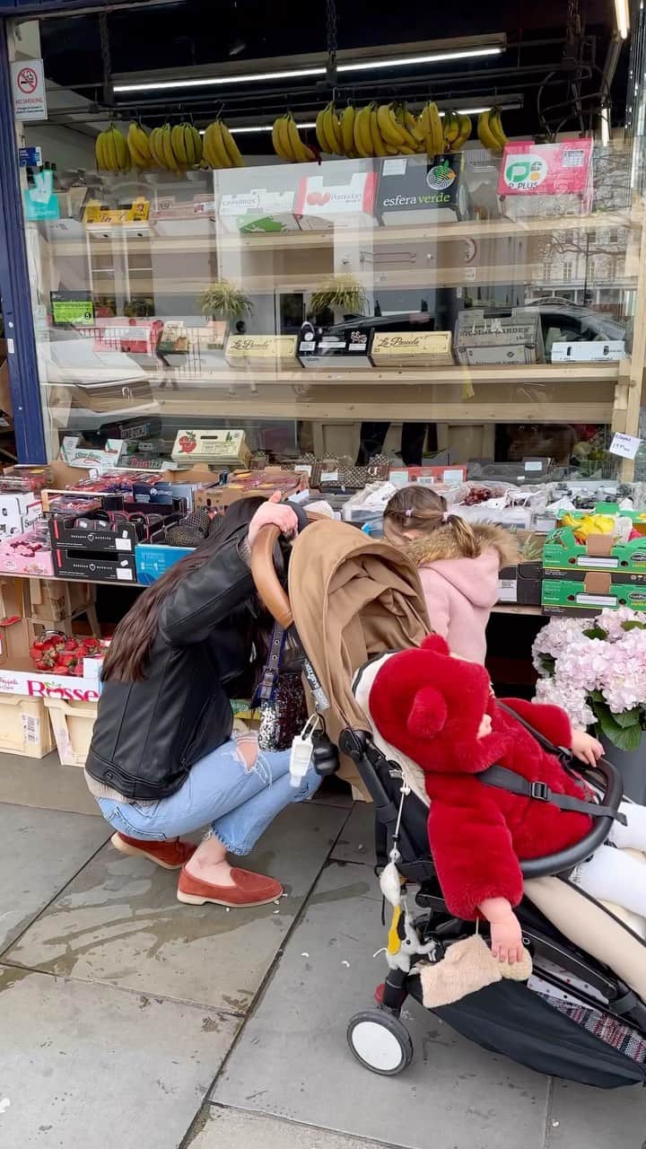 ペオニー・リムのインスタグラム：「WEEKENDING • visiting farmers markets, getting dim sum, grocery shopping, going for walks and cooking roasts.  #mummalim」
