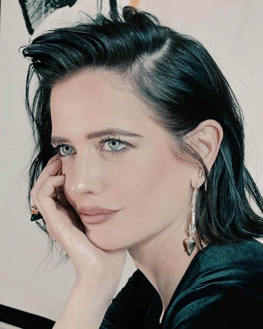 エヴァ・グリーンのインスタグラム：「D'autres photos... Merci à tous ceux qui ont vécu ces moments avec nous. Il n'y a pas plus bel écrin pour découvrir #LesTroisMousquetairesLesFilms @lestroismousquetaireslesfilms qu'une salle de cinéma. Allez-y dès le 5 avril.」